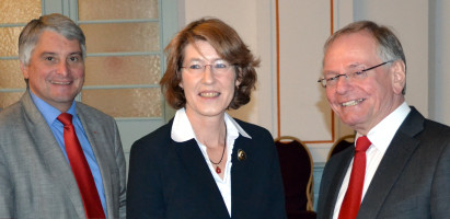 Ulrike Bahr mit MdB Heinz Paula (re) und MdL Harald Güller nach der Nominierung