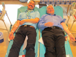 MdL Dr. Linus Förster und MdL Harald Güller beim Blutspenden