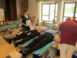 MdL Dr. Linus Förster und MdL Harald Güller beim Blutspenden