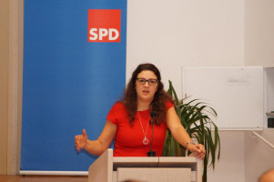 Die Stadträtin und stellvertretende Parteivorsitzende Angela Steinecker präsentierte den Leitantrag vor den Delegierten.
