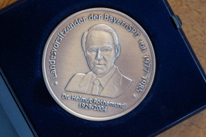 Die Rothemund-Medaille erinnert an den ehemaligen Vorsitzenden der BayernSPD, Helmut Rothemund