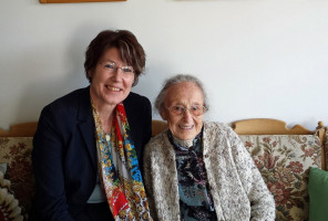 MdB Ulrike Bahr und die 106-jährige AWO-Freundin Anna Lang.