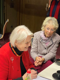 Frau Bührlen, pfegende Angehörige und Ingrid Schaletzky, Mitglied im Seniorenbeirat