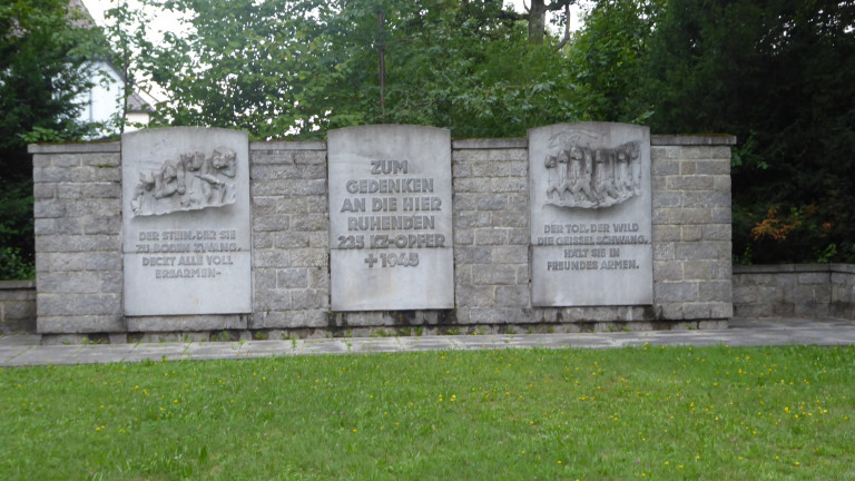 Zum Gedenken an die hier ruhenden 235 KZ-Opfer – Westfriedhof Augsburg