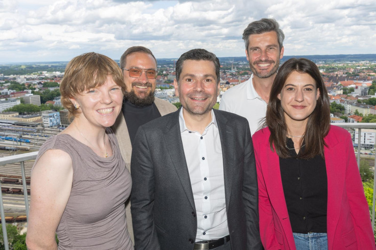 Der enge Parteivorstand der SPD Augsburg (v.links: Anna Rasehorn, MdL, Julian Enders, Dirk Wurm und Lara Hammer) mit Florian Freund, Bildrechte: Peter Fastl
